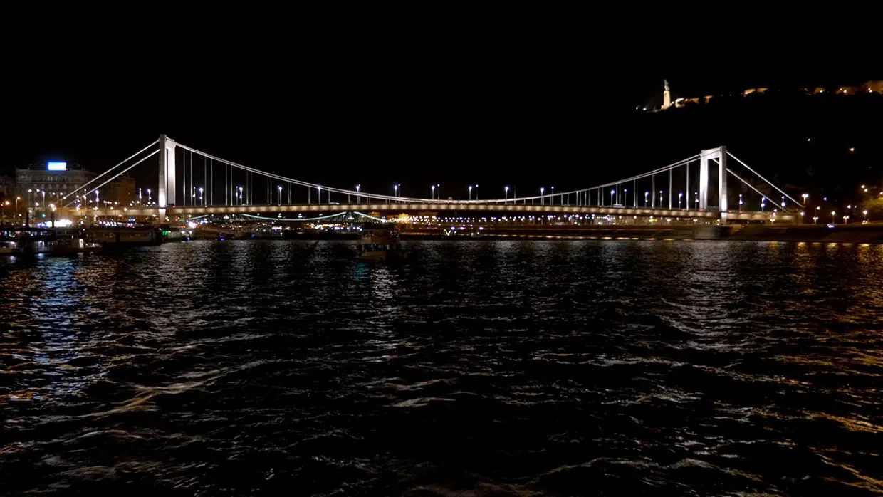 Budapest hídjai a Duna felett aranyóra idején